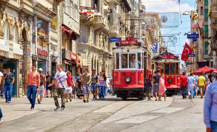 Mevsim Üstü Sıcaklar İstanbul Caddelerine Yaradı  Yaya Trafiğinde Üç Caddede De Artış Yaşandı