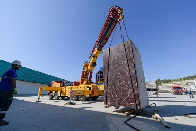 26. Marble İzmir Fuarı'nda sergilenecek ilk mermer bloklar fuar alanına getirildi