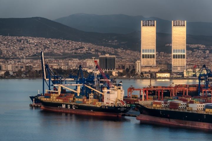 Türkiye ekonomisi ihracatla büyüyor