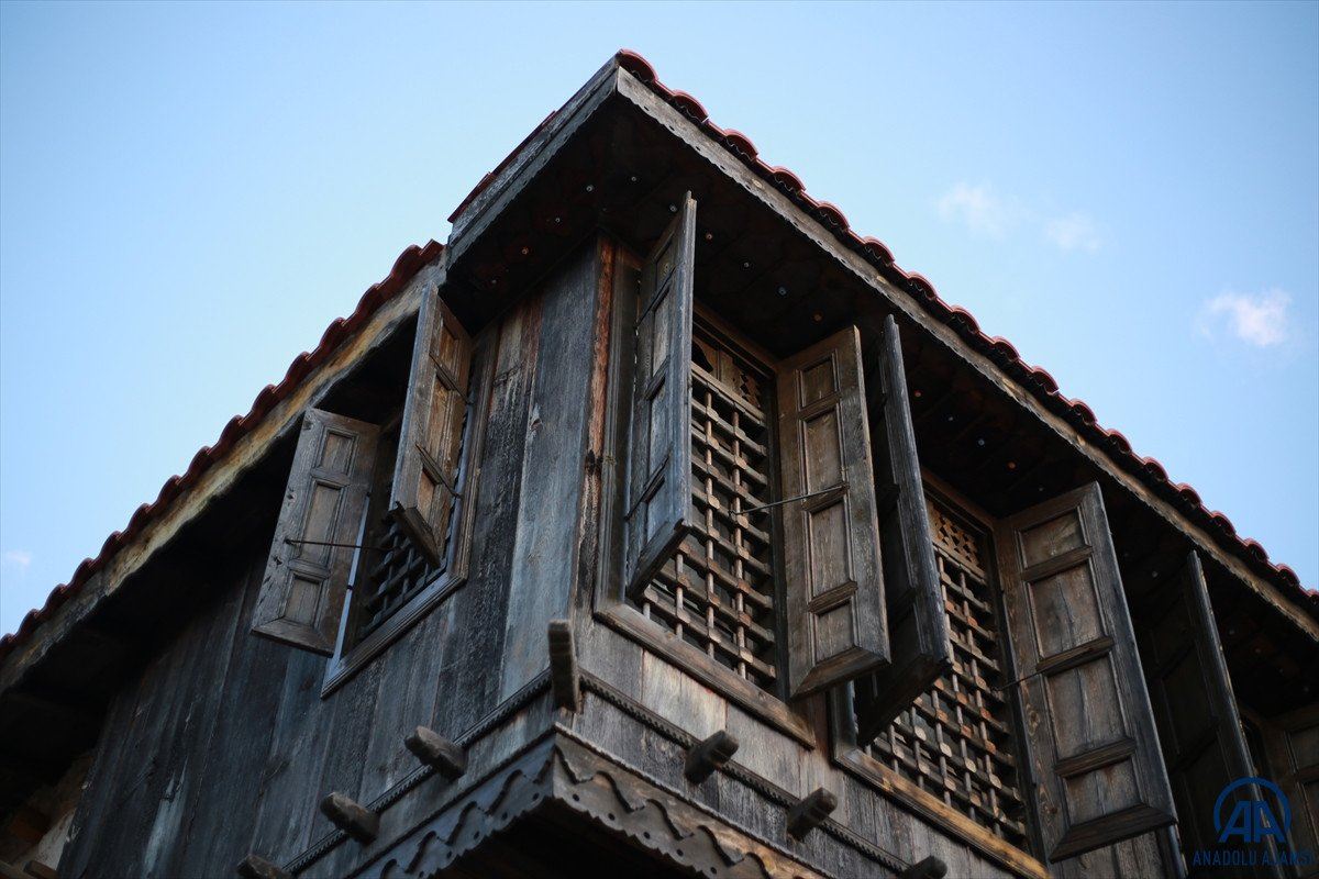 Antalya'daki tarihi evler turistlerin ilgisini çekiyor