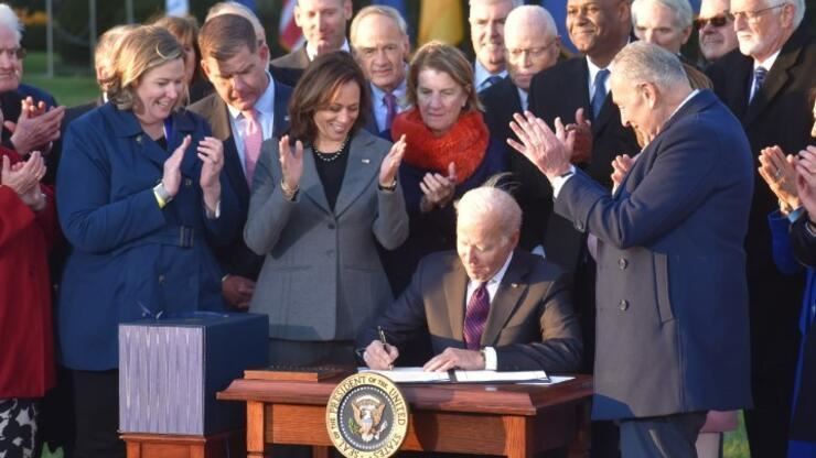 The USA President Biden signs $1 trillion infrastructure project