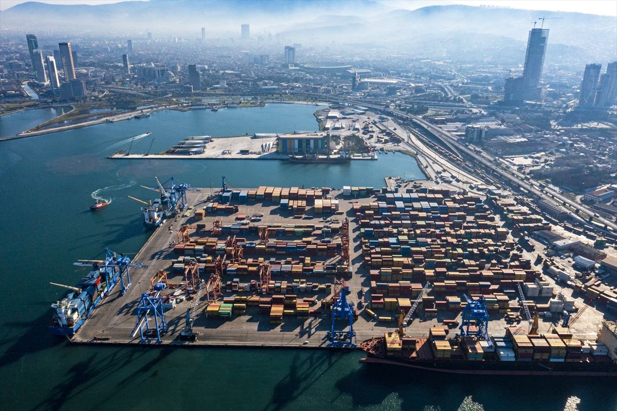 İzmir Limanı'nda 11 ayda 8,5 milyon ton elleçleme yapıldı