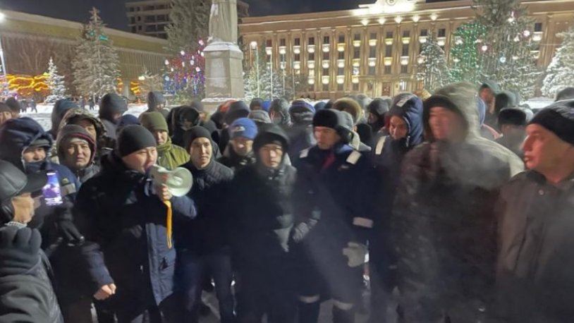 Kazakistan'da akaryakıt fiyatları zamlandı, binlerce kişi sokağa çıktı!