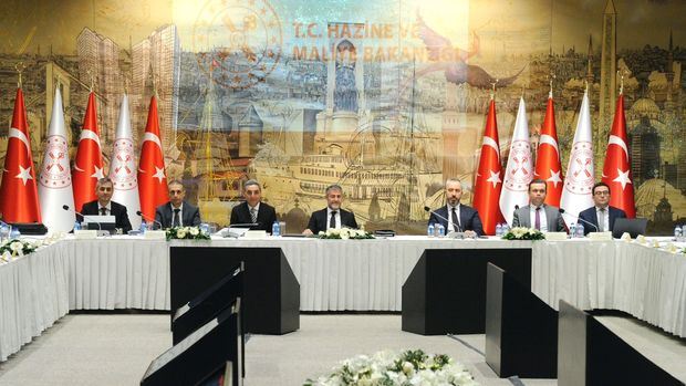 Bakan Nebati ekonomist ve akademisyenlerle bir araya geldi