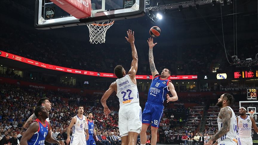 Anadolu Efes, üst üste ikinci kez Avrupa'nın en büyüğü oldu
