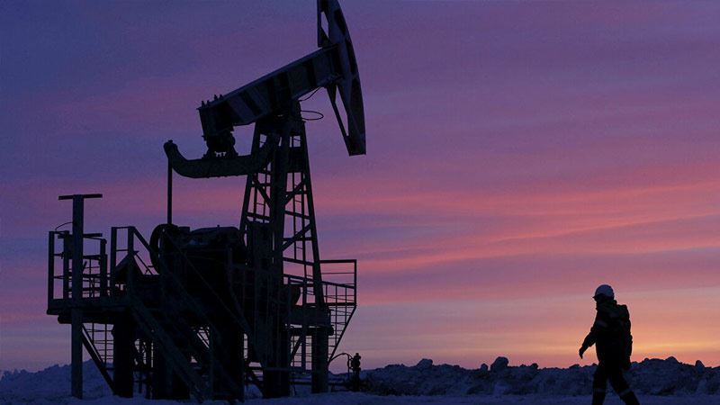 Oil hovers at critical threshold again