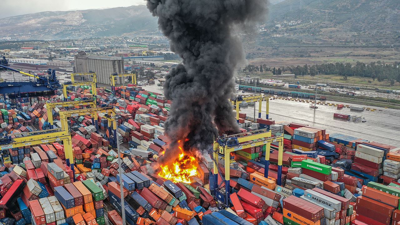 İskenderun Limanı'nda yangın sürüyor, yapısal hasar tespiti bildirildi