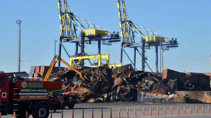 İskenderun Limanı'nda hurdaya dönen konteynerler kaldırılıyor