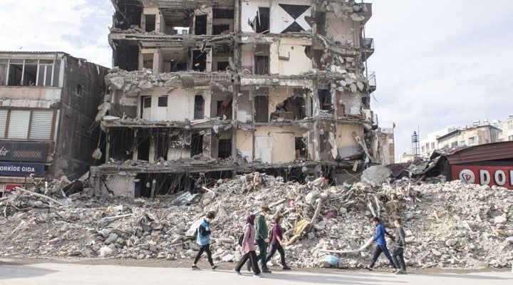 Türkiye'yi sarsan depremlerde can kaybı 50 bini aştı