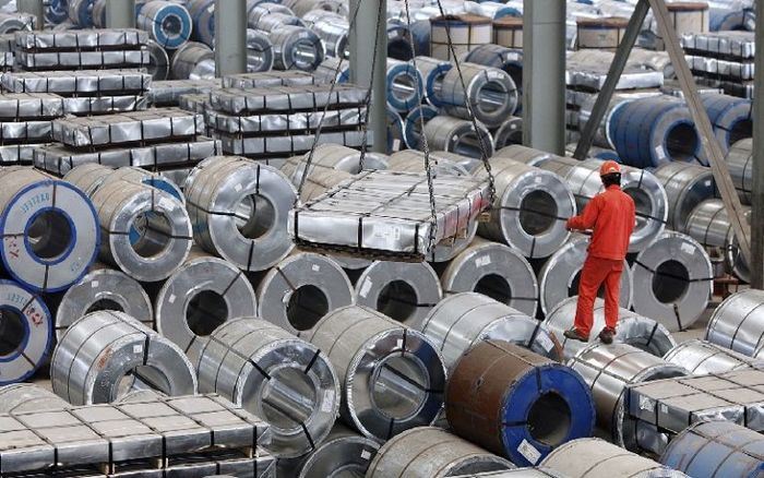 Traders in Iran sell their steel products at low prices to neighboring countries