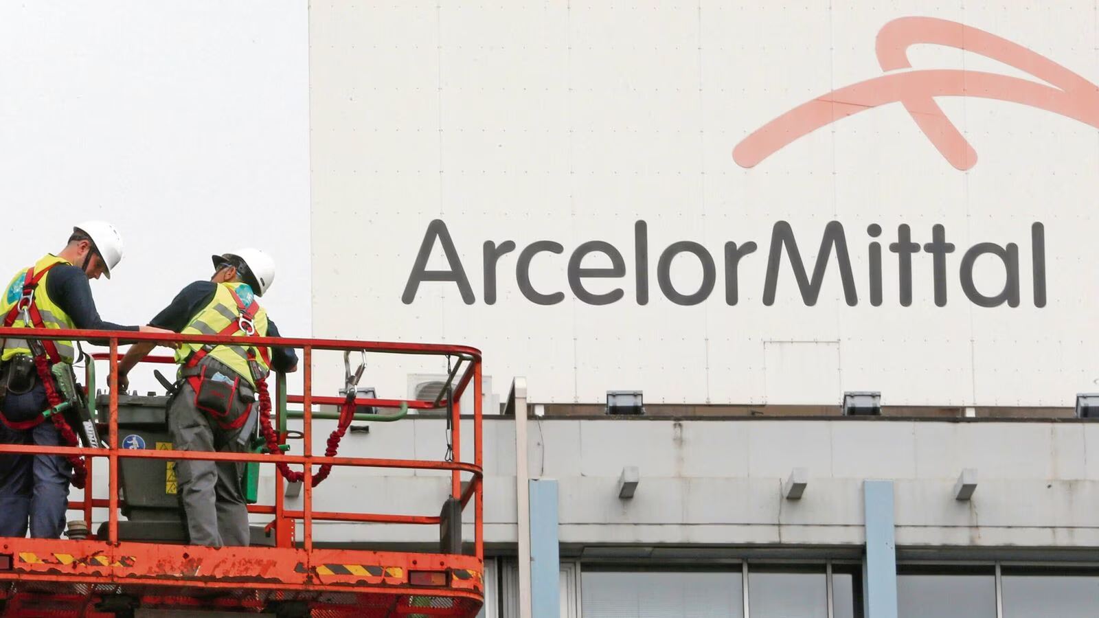 ArcelorMittal considers making an offer to buy US Steel