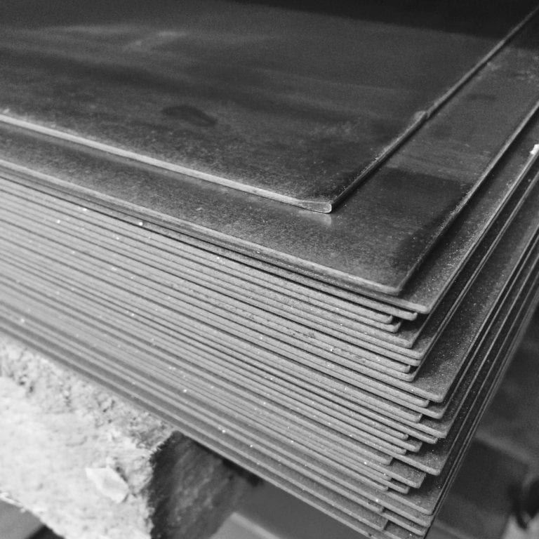 Nucor lowers plate prices