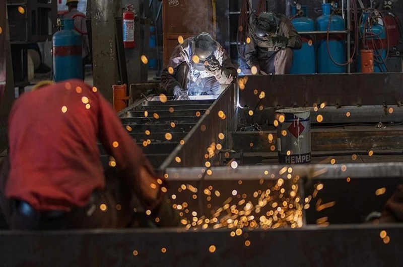 China's manufacturing sector contracted more than expected