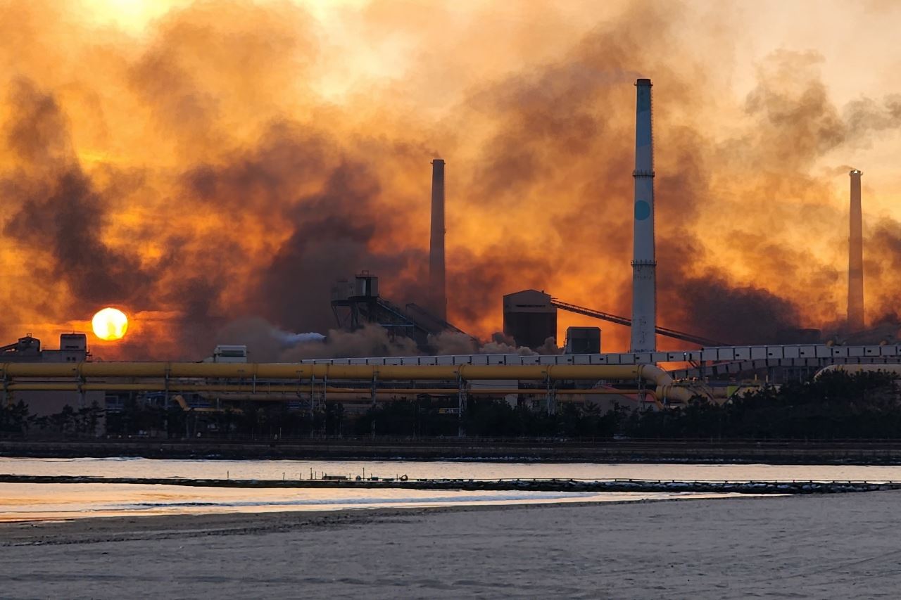 A fire broke out in Posco's steel factory, production was stopped