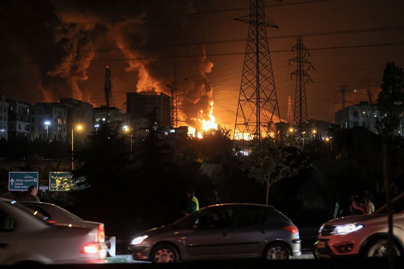 Two tankers collide near the Strait of Hormuz, large fire erupts