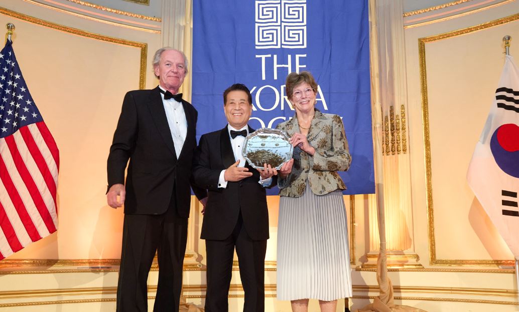 POSCO Başkanı In-hwa Chang, Kore-ABD ekonomik iş birliğine katkılarından dolayı Van Fleet Ödülü aldı