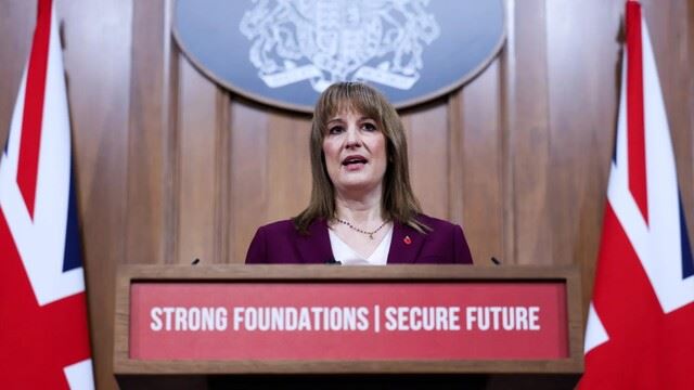 İngiltere’de gelir vergisi artışı planı askıya alındı