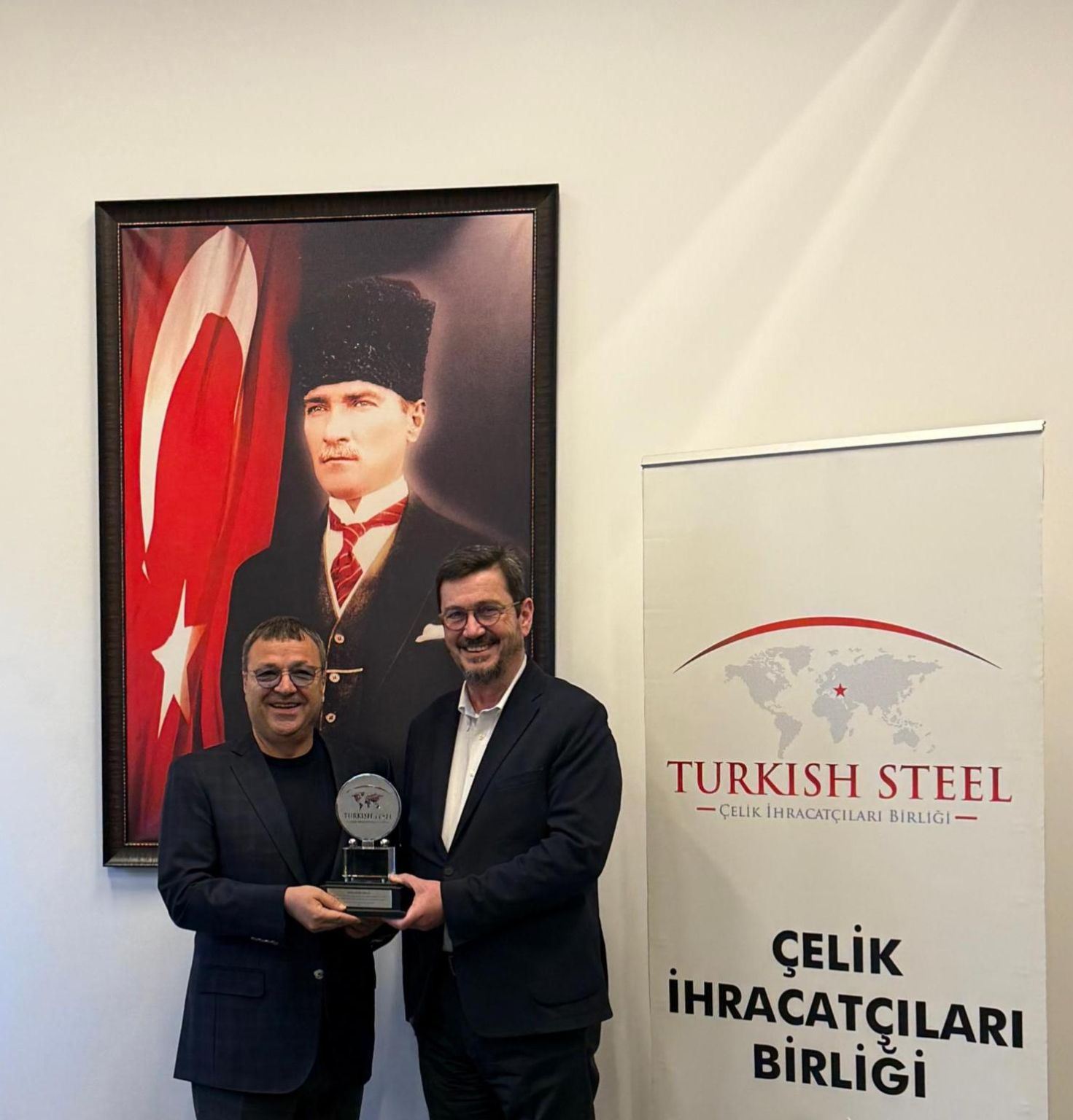 Uğur Dalbeler'den Adnan Aslan’a teşekkür plaketi 