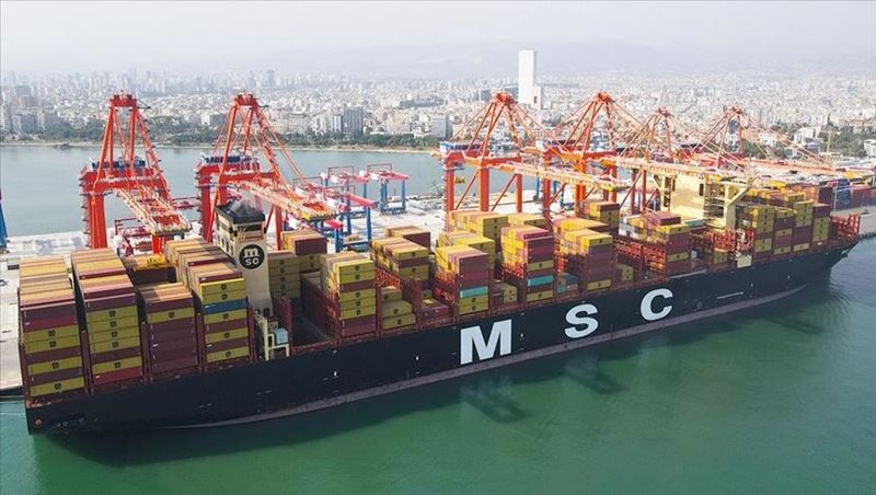 Mersin Limanı'nın yeni terminaline 400 metrelik dev gemi yanaştı