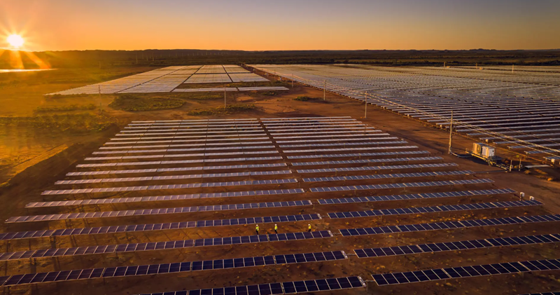 Fortescue begins construction of a 690 MW solar power plant and large-scale battery project in Western Australia