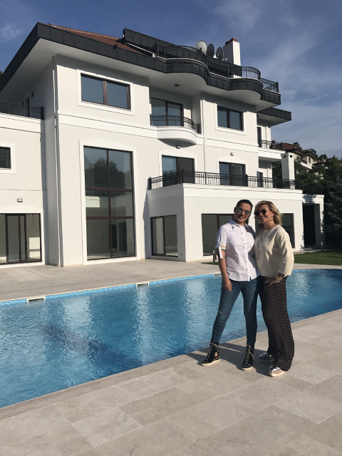 Demet Akalın, Şampiyondan Villa Aldı