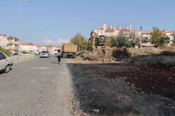Ayvalık Belediyesi Fen İşleri Müdürlüğü’nden 150 Evler Mahallesi’nde Çok Amaçlı Çalışma