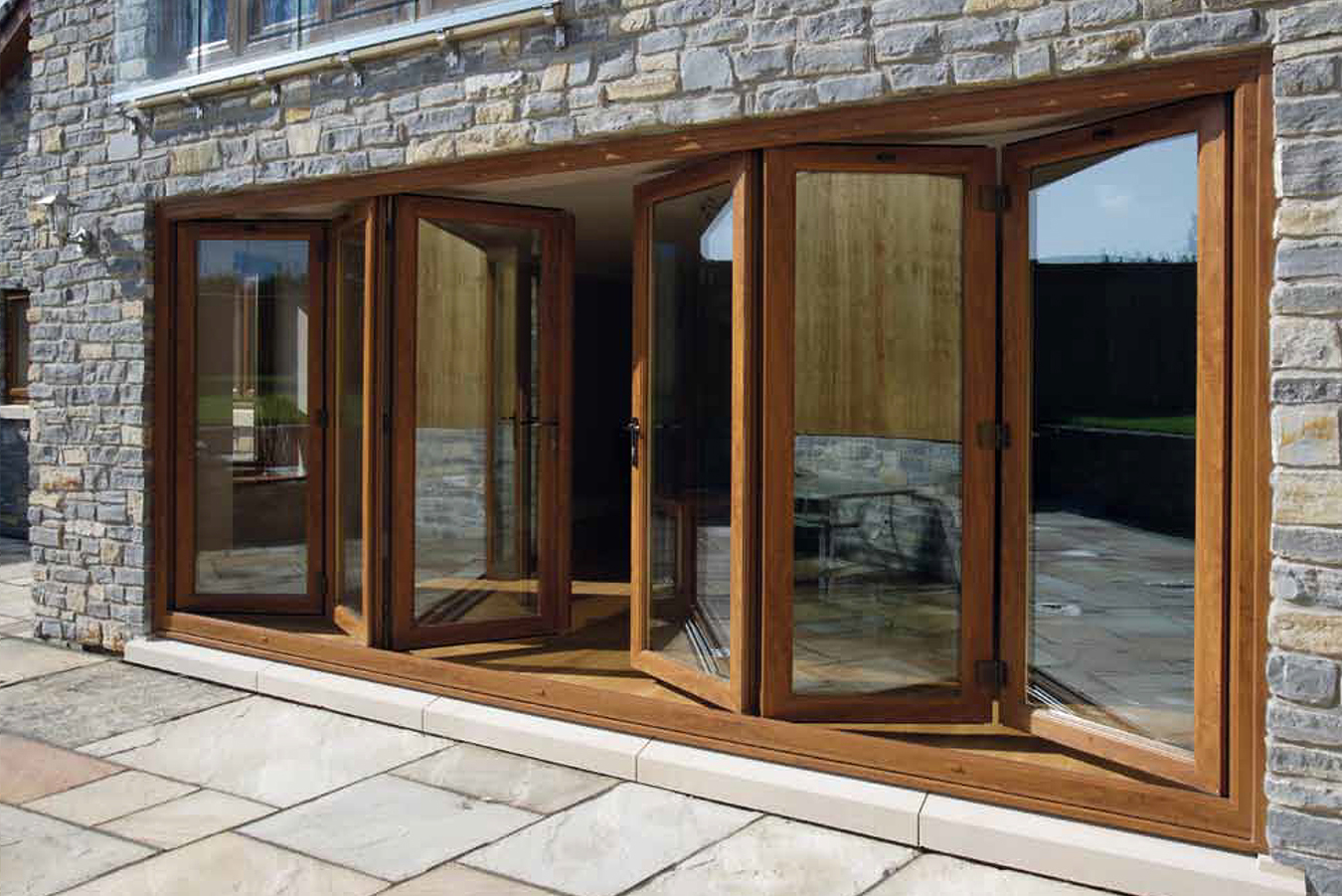 Витражные окна с дверью в частном доме