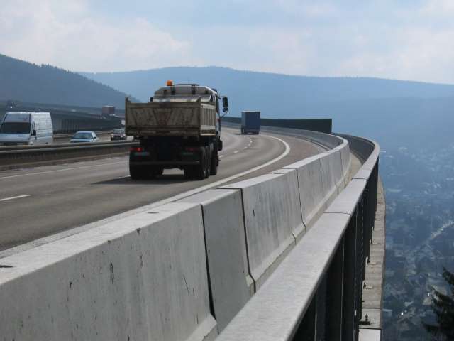 Yollar Beton Bariyerlerle Daha Güvenli