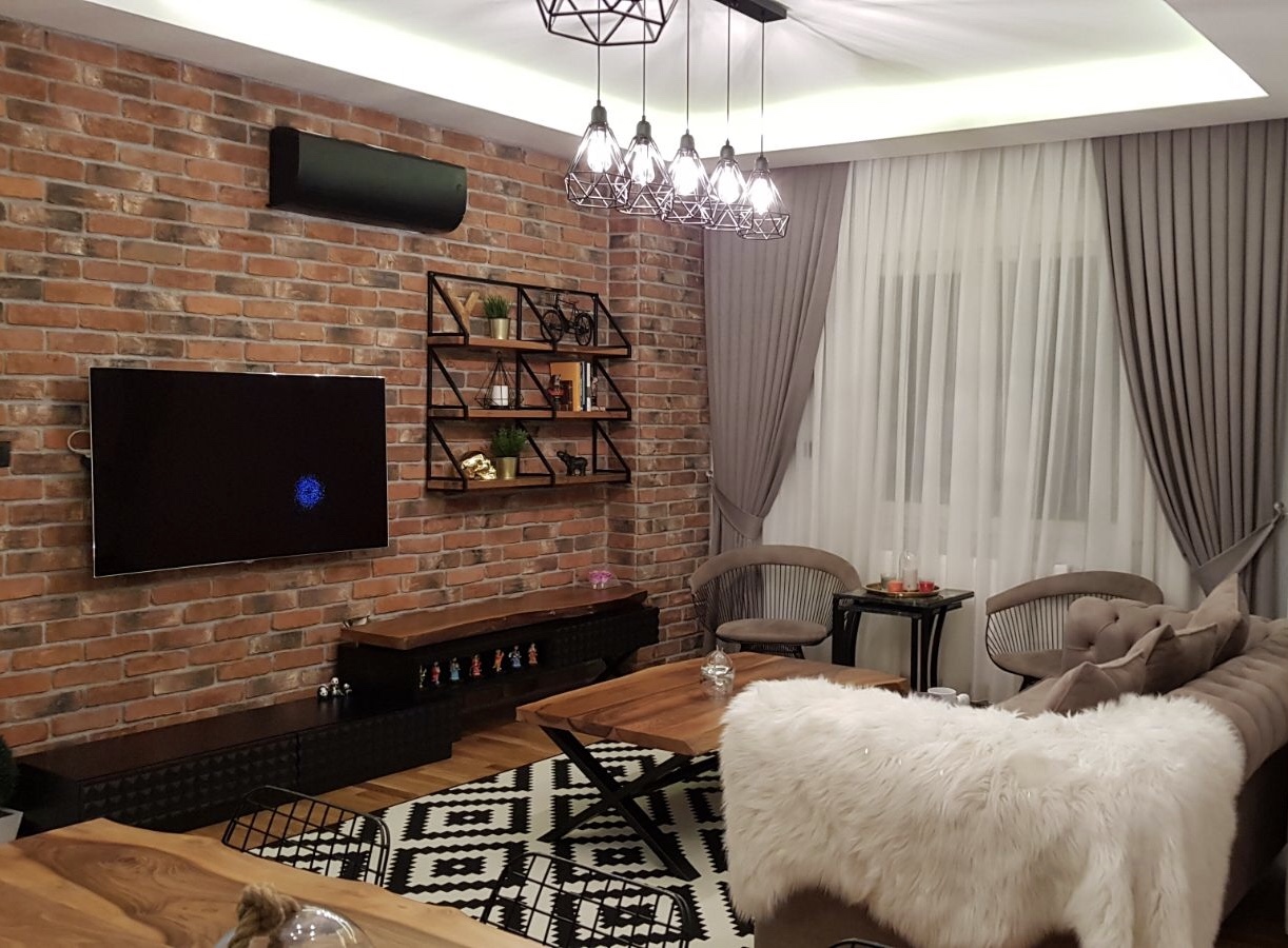 Salon duvarlarında tahta, ‘taş’lar oturdu