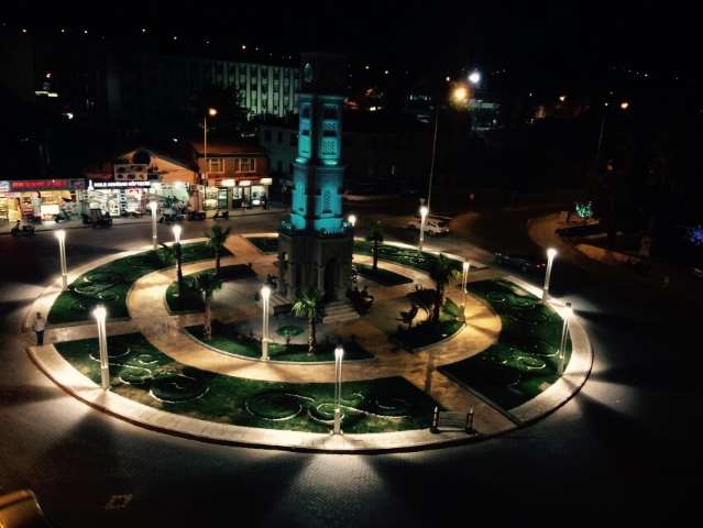 Saat Kulesi Geceleri Başka Güzel  