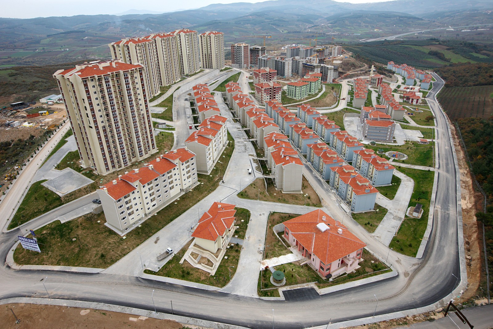 TOKİ’den, 34 İlde 180 İşyeri, 5 İlde 26 Konut Ve 3 İlde 10 Arsa