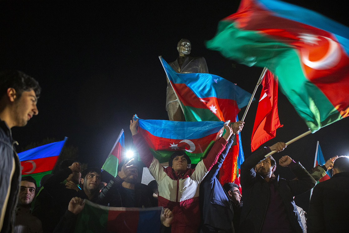 Azerbaycanlılar Dağlık Karabağ'da varılan anlaşmayı coşkuyla kutluyor