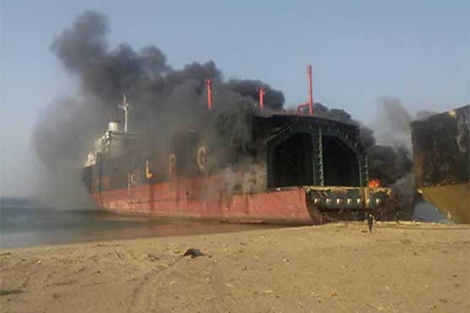 Pakistan'daki Gemi Söküm Alanında Yangın Çıktı: 5 İşçi Öldü