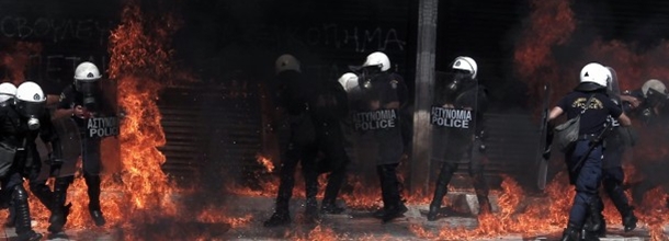 Göstericiler Polisle Çatıştı