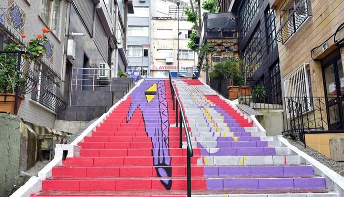 Beşiktaş’ın Merdivenleri DYO İle Renkleniyor