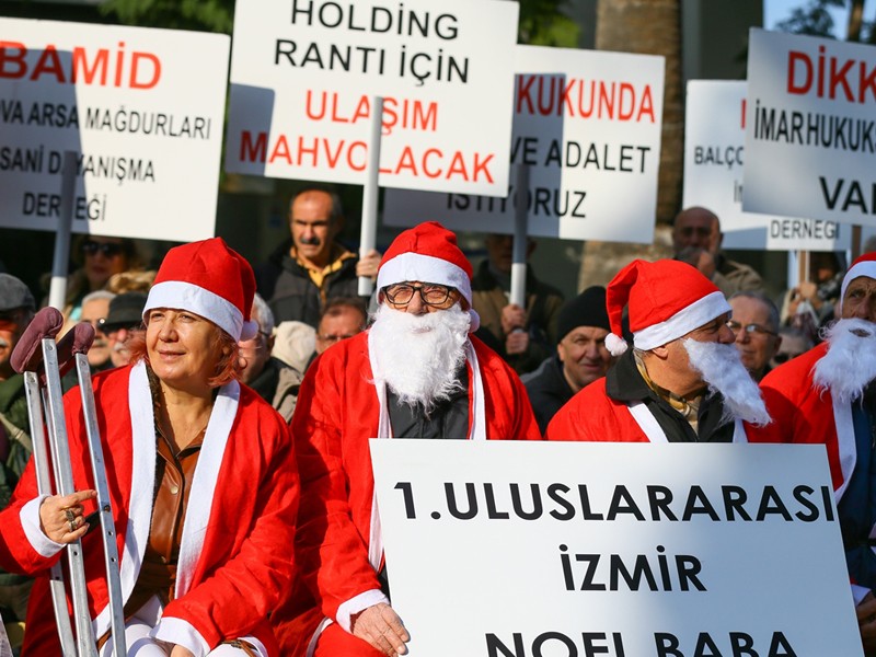 Balçova Arsa Mağdurlarından Noel Baba Kıyafetli Protesto