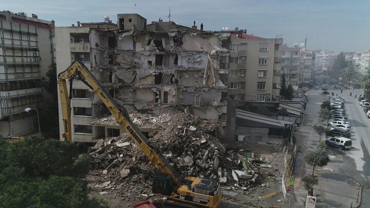 İzmir'deki Yatık Binalarda İlk Yıkım Başladı