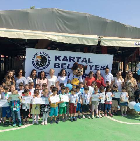 Bay Otis’ten Çocuklara Karne Hediyesi