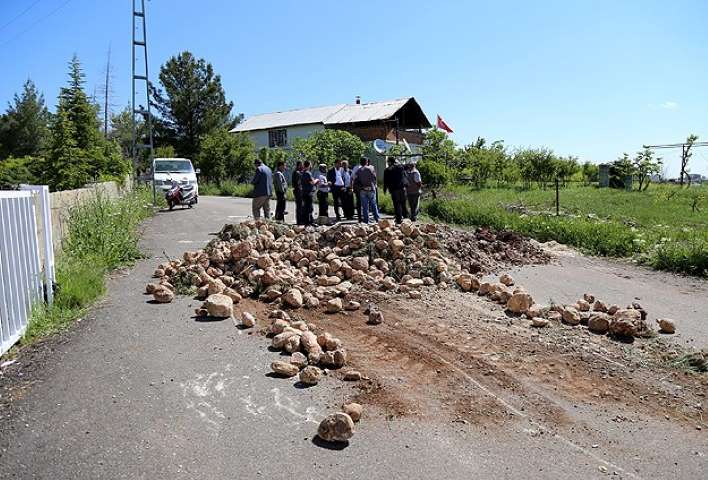 Arazisinden Geçtiğini İddia Ettiği Yolu Trafiğe Kapattı