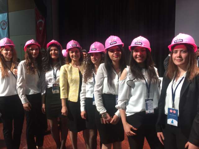 Genç Kadın Mühendis Adaylar Farkındalık İçin Pembe Baretlerini Taktılar