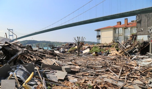 Reina Mevzuata Aykırılıktan Yıkıldı