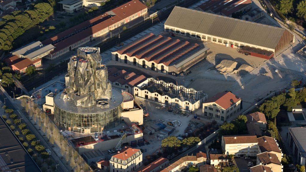 Kıvrımlı Luma Arles kulesi Haziran'da açılacak