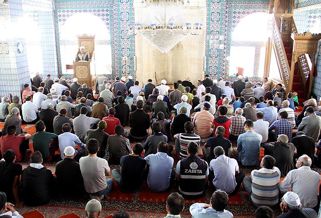Memurlar İçin "Cuma Namazı İzni" Talep Edildi