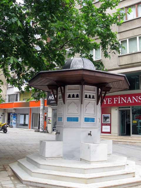 Her İlçeye İki Meydan Çeşmesi