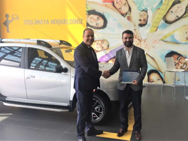 Dacia Türkiye'de 300 Bininci Otomobilini Teslim Etti