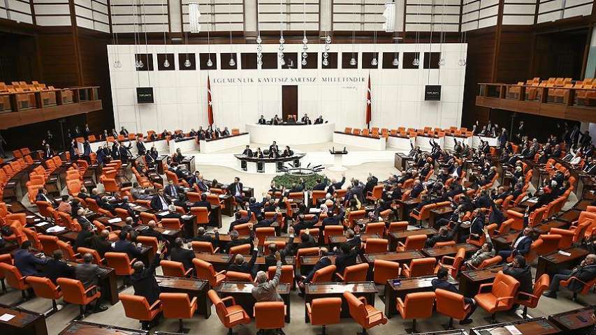 'Borçlara Yapılandırma, Emekliye İkramiye' Tasarısı Yasalaştı