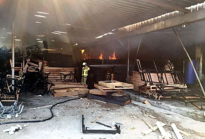 Balıkesir'de Mobilya Fabrikasında Yangın