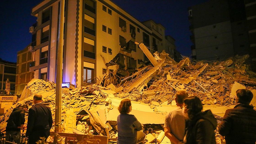 İzmir'de ağır hasarlı bina kontrollü yıkım sırasında yanındaki apartmanın üzerine çöktü