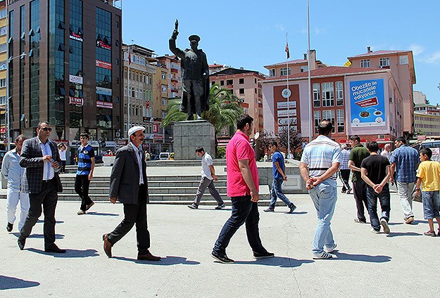 Rizeli "Yürüyen" Adamlar ''Duran" Adamlara Karşı