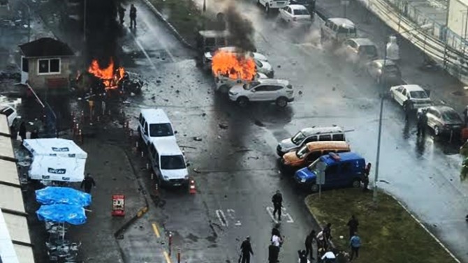 İzmir'de Patlama Ve Adliye Önünde Çatışma: 2 Şehit, 10 Yaralı